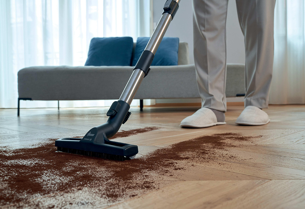 Απεικονίζεται καθαρισμός χώματος σε παρκέ.